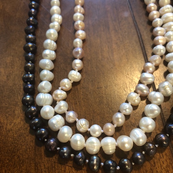 Three strands of natural pearls. Black pink white - Picture 2 of 4